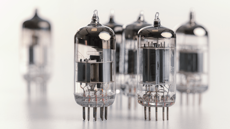 a-460-vacuum-tube-computer-shows-what-modern-laptops-hide-768x432-1