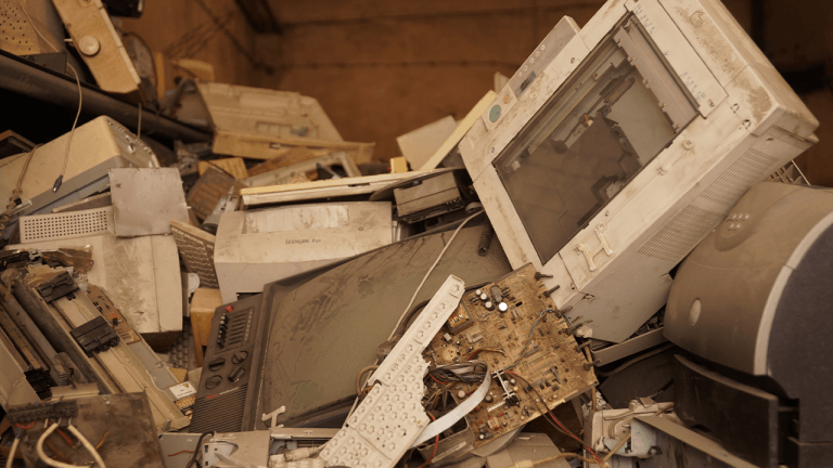 a-big-tech-company-buried-2700-early-gui-pcs-in-1989-and-shaped-todays-desktop-768x432-1