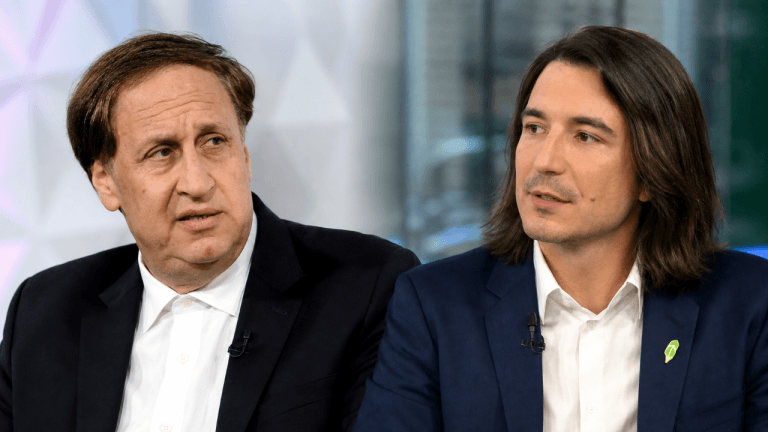 amc-ceo-demands-robinhood-halt-token-trading-as-feud-erupts-768x432-1