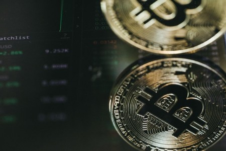 bitcoin-coin-currency-money-metal-photography-1605540-pxherecom-x300_1px