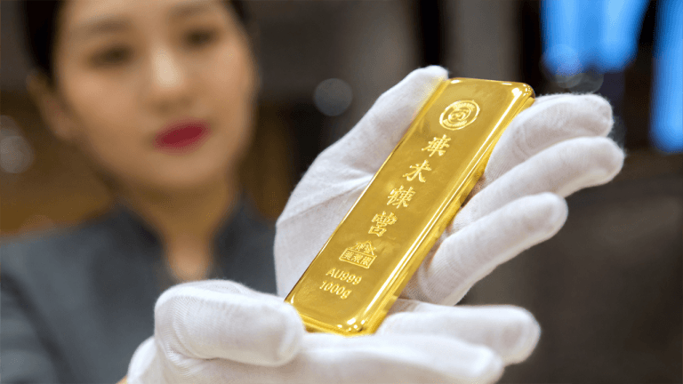 gold-hits-2-month-high-above-4400-as-china-keeps-hoarding-768x432-1