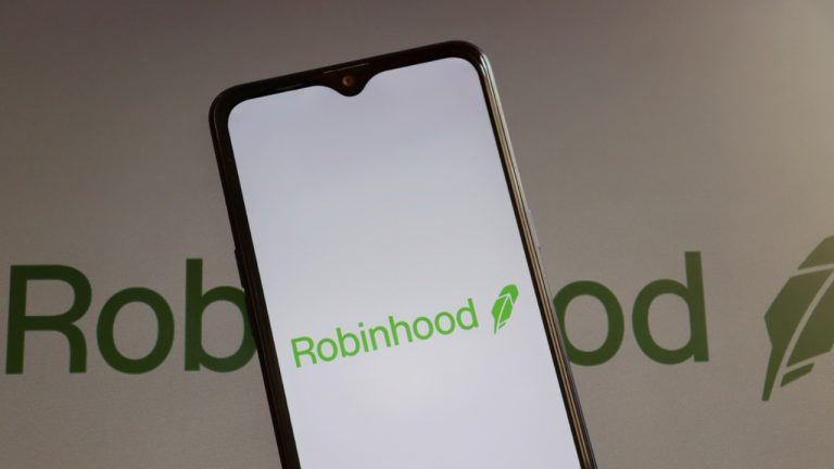 robinhood-tops-binance-bstocks-with-862800-holders-in-2-months-768x432-1