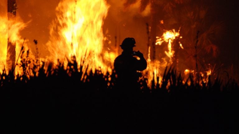 us-senators-target-wildfire-bets-in-new-cftc-rule-fight-768x432-1